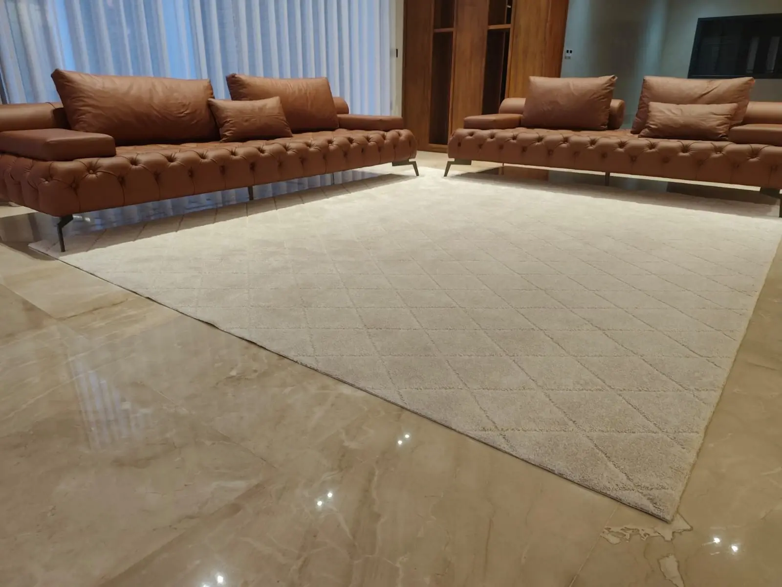 Séjour clair, tapis bord à bord